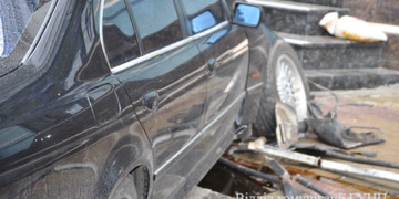У центрі Тернополя автомобіль зніс огорожу і збив дівчину