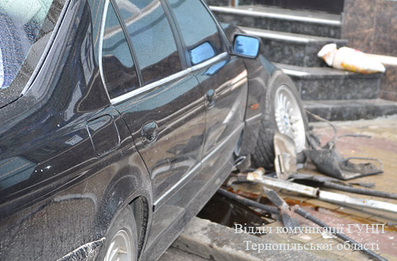 У центрі Тернополя автомобіль зніс огорожу і збив дівчину