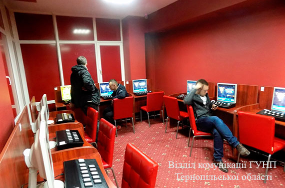 Щоб подолати безлад люди взялися за вогонь