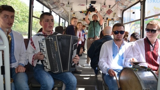 Як у тернопільському тролейбусі “живі” музиканти грали