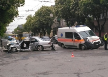 Страшна аварія у центрі Тернополя трапилася через водія “Мерседесу”?