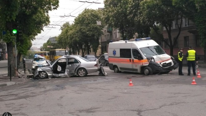 Страшна аварія у центрі Тернополя трапилася через водія “Мерседесу”?