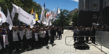 Селяни з Полтавщини під Кабмін привезли шини  (фото, відео)