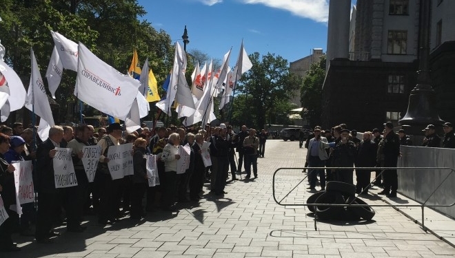 Селяни з Полтавщини під Кабмін привезли шини  (фото, відео)