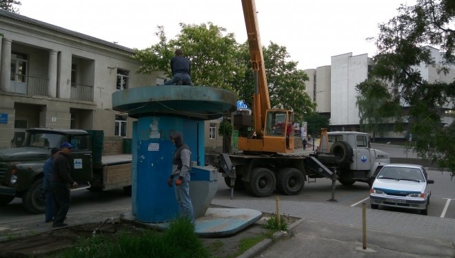 У Тернополі демонтували стару радянську будку з квасом (фотофакт)