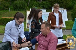 Тернопільські студенти просто неба міряли тиск бажаючим