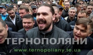 Чому депутати знову пішли стінка на стінку під міською радою Тернополя?