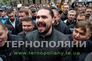 Чому депутати знову пішли стінка на стінку під міською радою Тернополя?