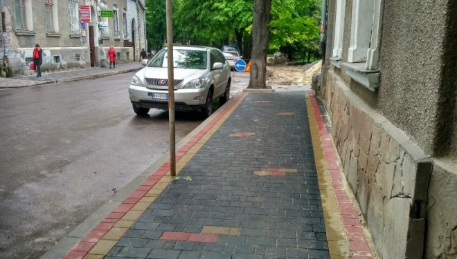 Фото дня: у Тернополі ремонтують тротуар