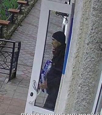 Розшукують злодія, який пограбував шкільний кабінет фізики (ВІДЕО, ФОТО)