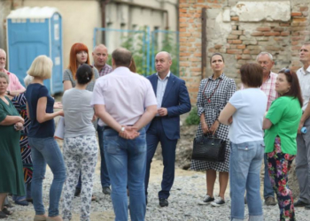 Міський голова Сергій Надал зустрівся з мешканцями двору на вулиці Богдана Хмельницького