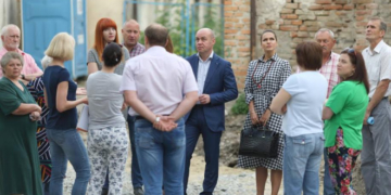 Міський голова Сергій Надал зустрівся з мешканцями двору на вулиці Богдана Хмельницького