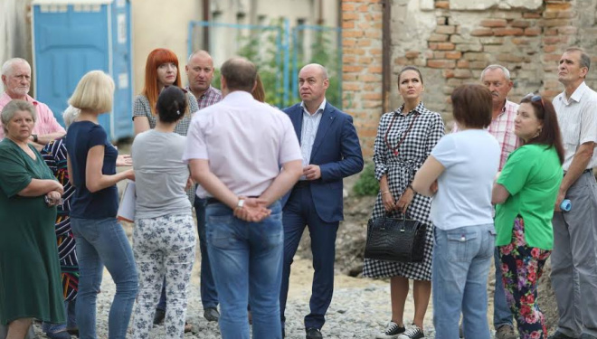 Міський голова Сергій Надал зустрівся з мешканцями двору на вулиці Богдана Хмельницького