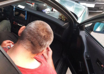 Сплячого таксиста, зі шприцами навкола нього, знайшли поліцейські