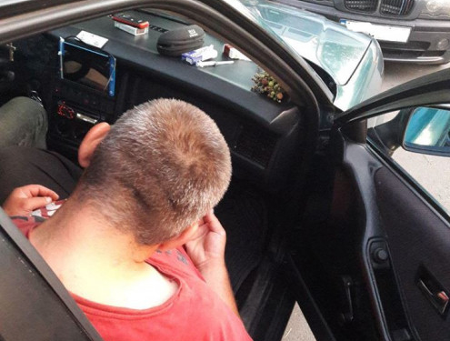 Сплячого таксиста, зі шприцами навкола нього, знайшли поліцейські