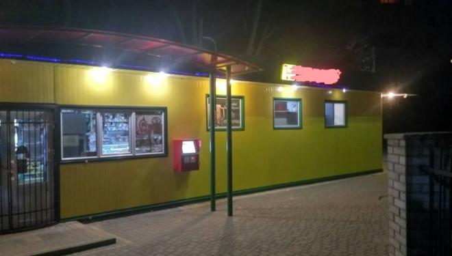 У Тернополі забарикадувалася продавчиня, яку “застукали” поліцейські “на гарячому”