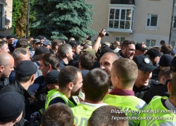 Ніж та газові балончики були у людей, які прийшли під стіни міської ради