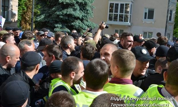 Ніж та газові балончики були у людей, які прийшли під стіни міської ради