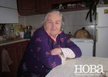 84-річну пенсіонерку з Тернопільщини три роки тягали по судах через недолугого сусіда