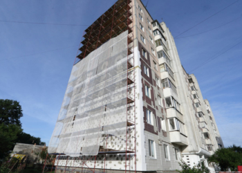 На вулиці Оболоня, 19 утепляють багатоповерхівку