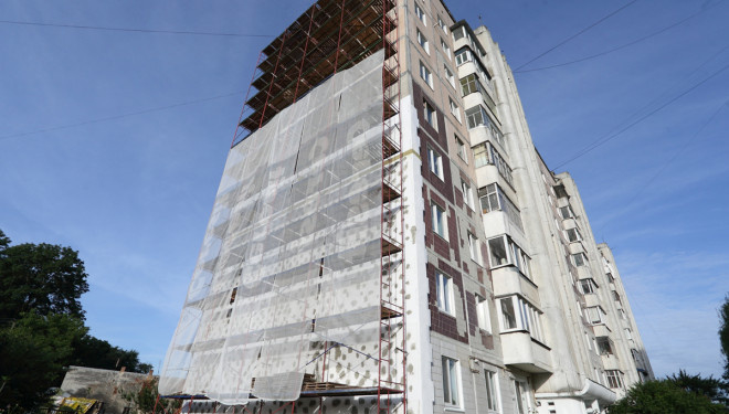 На вулиці Оболоня, 19 утепляють багатоповерхівку
