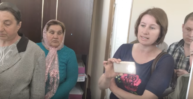 Селян звезли до Монастириська мітингувати проти дій земельного реєстратора, який не має до них жодного відношення