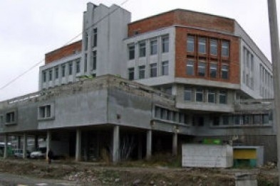 Люди просять чиновників нарешті добудувати бібліотеку-довгобуд у Тернополі