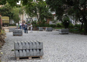У центрі Тернополя ремонтують двір (фотофакт)