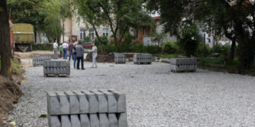 У центрі Тернополя ремонтують двір (фотофакт)