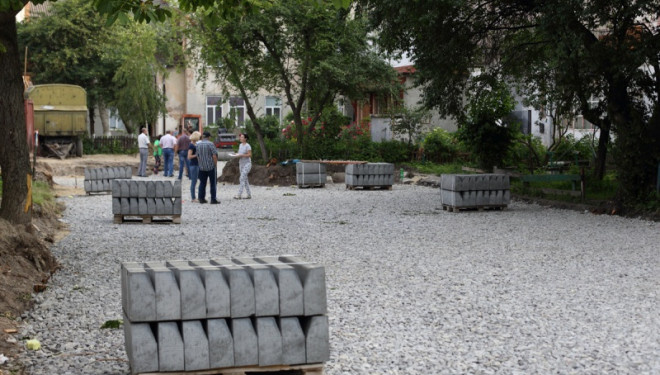 У центрі Тернополя ремонтують двір (фотофакт)