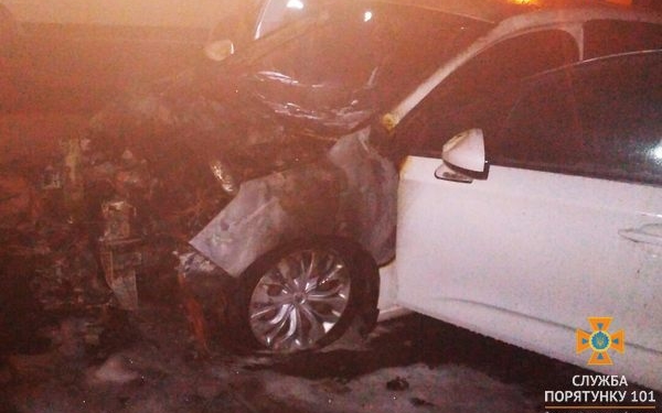 У Тернополі згорів автомобіль (фотофакт)