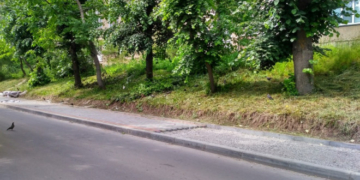 Біля другої музичної школи Тернополя наводять порядок (фотофакт)