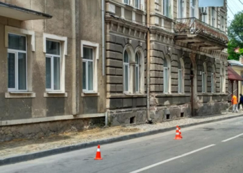 На вулиці Івана Франка взялися за ремонт тротуару