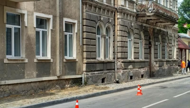На вулиці Івана Франка взялися за ремонт тротуару