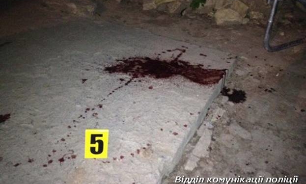 Жінка вбила свого вітчима, порізала руку братові і втекла (ФОТО)