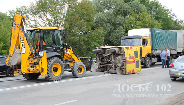 ДТП у Тернополі: зіткнулися УАЗ та МАЗ