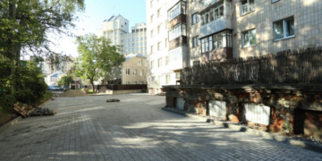 Як одну тернопільську вулицю в бруківці викладають