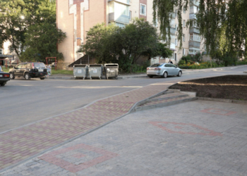 Сергій Надал оглянув стан ремонту міжквартального проїзду на вулиці Галицькій