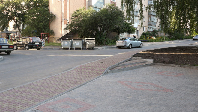 Сергій Надал оглянув стан ремонту міжквартального проїзду на вулиці Галицькій