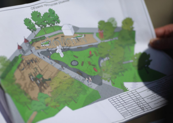 Укріплюють аварійну стіну біля острівка «Чайка»