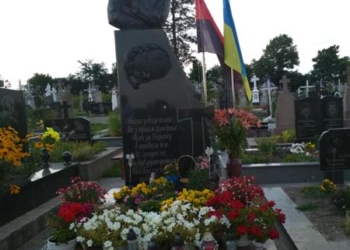 Ігор Мосійчук схилив голову перед пам’ятником наймолодшого Героя Небесної сотні у селі Травневе на Збаражчині