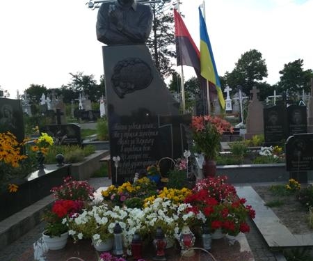 Ігор Мосійчук схилив голову перед пам’ятником наймолодшого Героя Небесної сотні у селі Травневе на Збаражчині