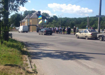 Християни вирушили на Загальнонаціональну прощу до Зарваниці, щоб помолитися за мир в Україні (фото)