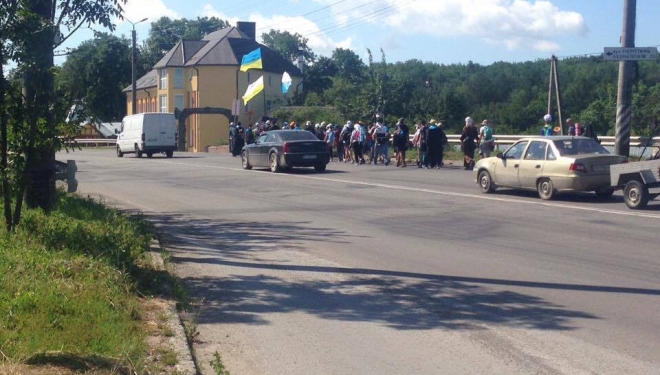 Християни вирушили на Загальнонаціональну прощу до Зарваниці, щоб помолитися за мир в Україні (фото)