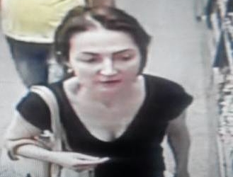 Розшукують жінку, яка поцупила косметику з WATSONS (ФОТО)