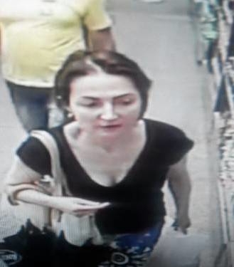 Розшукують жінку, яка поцупила косметику з WATSONS (ФОТО)