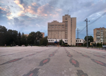 На вулиці Микулинецька у Тернополі ремонтують доріжку