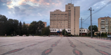 На вулиці Микулинецька у Тернополі ремонтують доріжку