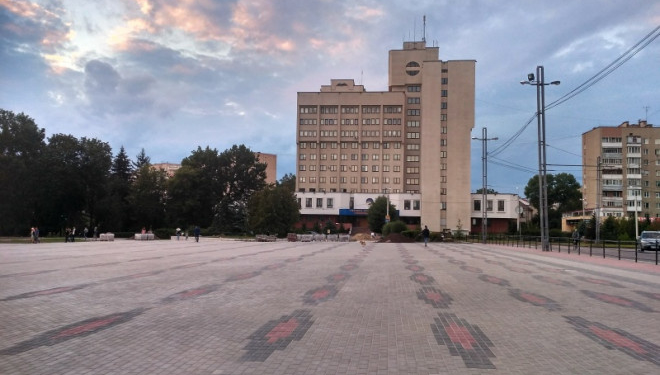 На вулиці Микулинецька у Тернополі ремонтують доріжку