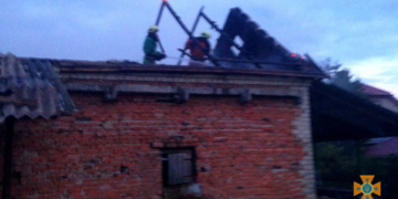 На Тернопільщині ледь не згоріли до тла дві будівлі